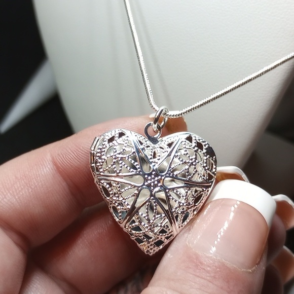 Real STUNNING 🤩 BEAUTIFUL 😍 "Hearts of Love" Locket Rope/Snake Necklace - Picture 7 of 8